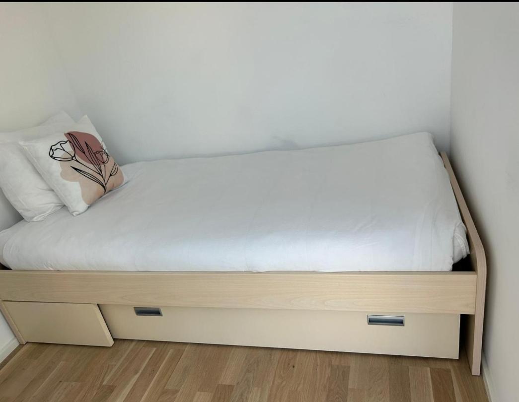 Appartement New Spacious Two Bedroom Center With Parking, Near Public Transport Luxemburg